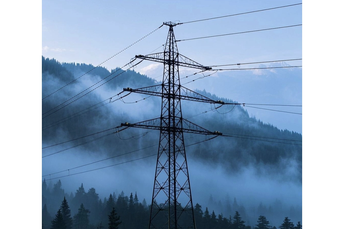 Milyen jellemzői vannak a fém elektromos villamosenergia -toronynak?
