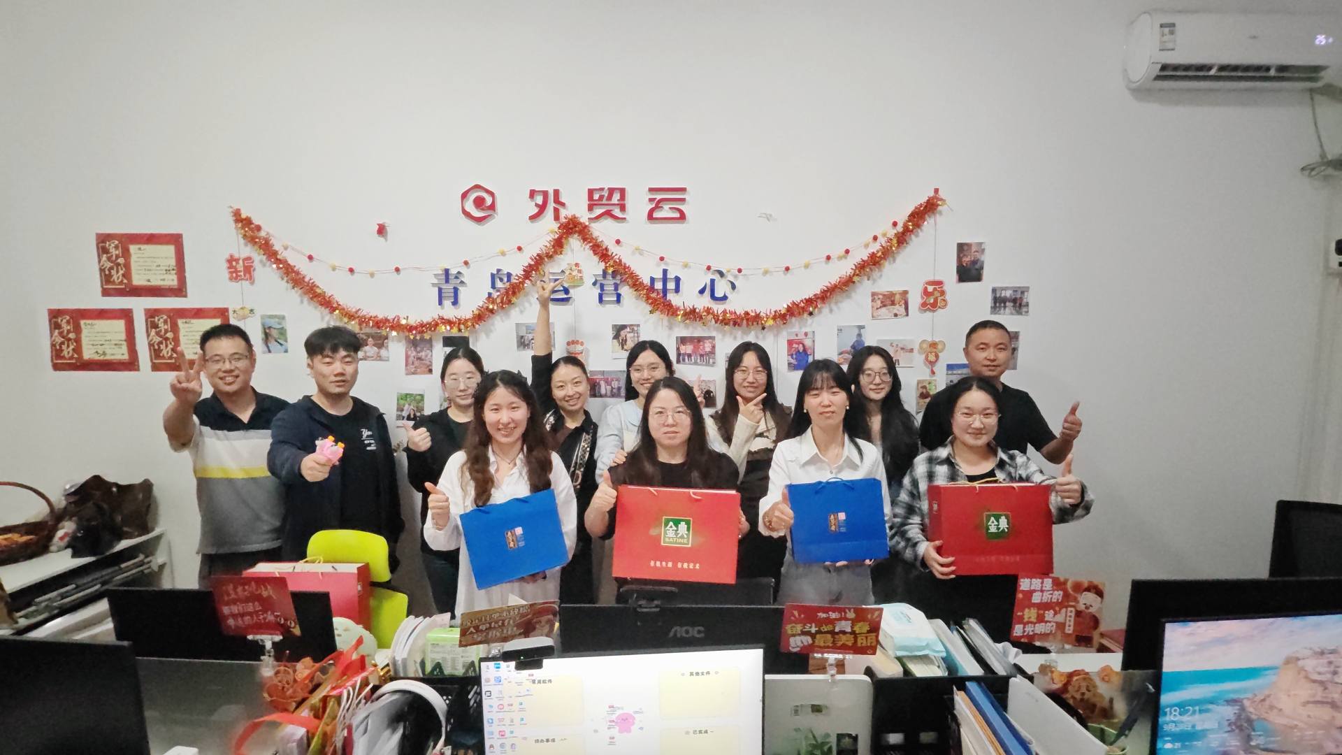 Maotong a nemzeti ünnepet és a közép-őszi fesztivált ünnepli