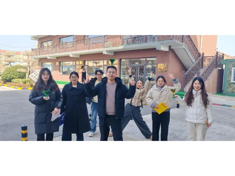 Maotong kültéri tollaslabda ebéd után rúg