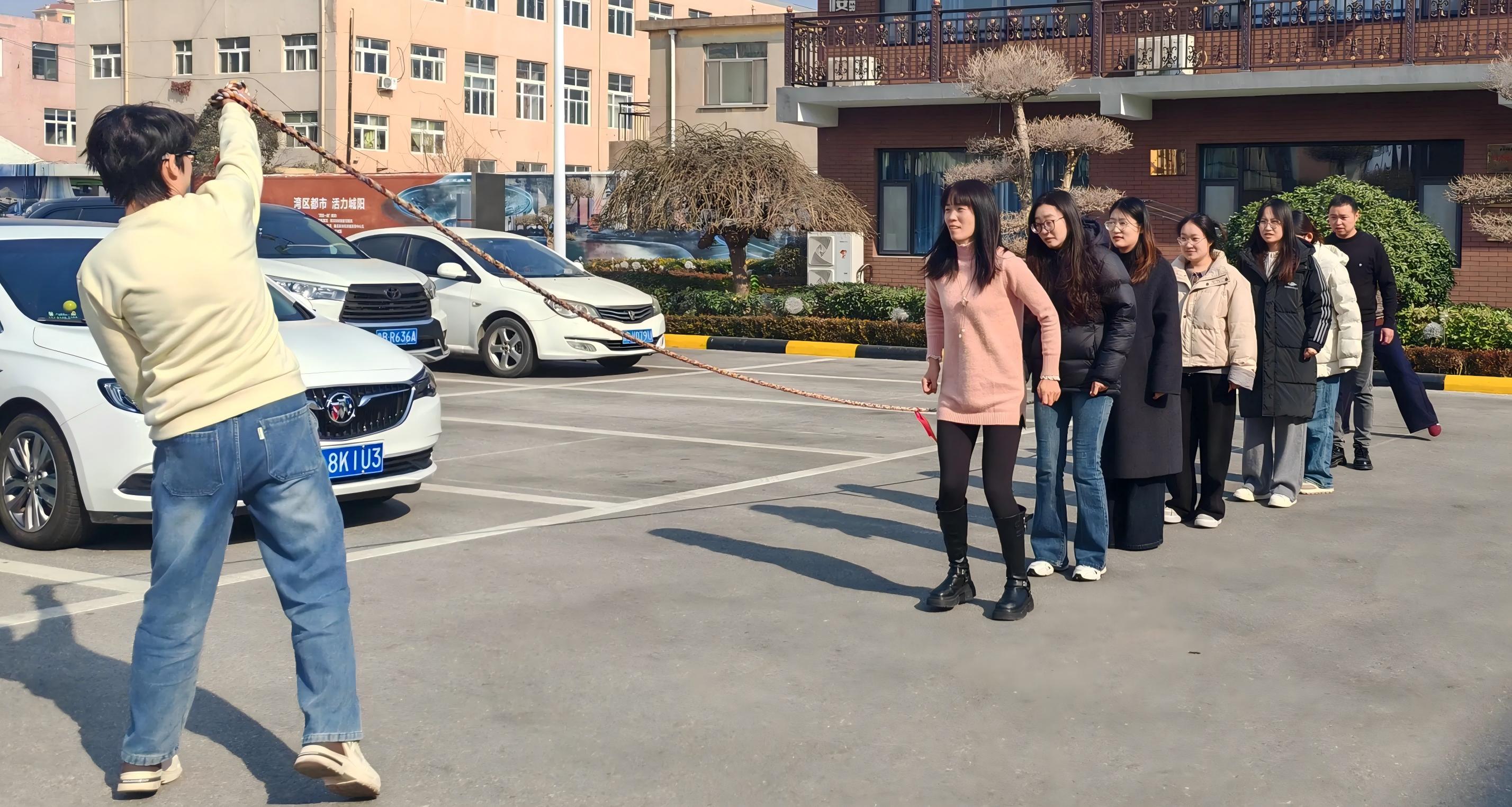 Maotong szórakoztató kötélhúzót és ugrókötelet tartogat